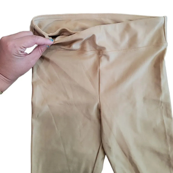 Koral Lustrous Infinity High Rise Legging in Iced Coffee - Picture 3 of 9